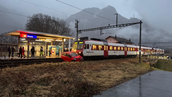 Vouvry: collision entre un train et une voiture bloquée sur le passage à niveau de la gare